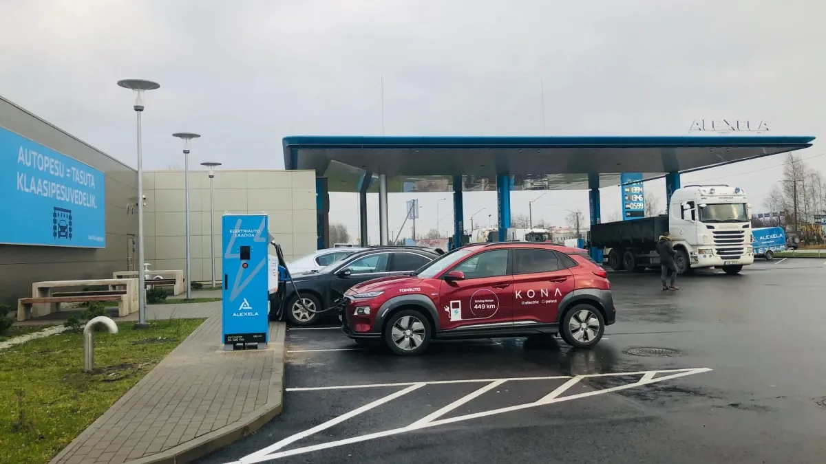 Tallinna Peterburi tee 77 Alexelas asuv elektriautode kiirlaadija